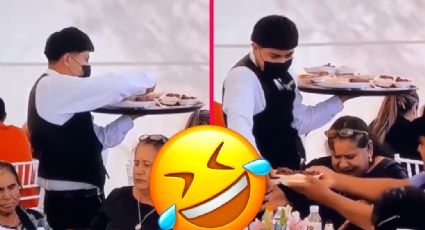 'Mi primera chamba': Mesero tira comida sobre invitada en una fiesta | VIDEO