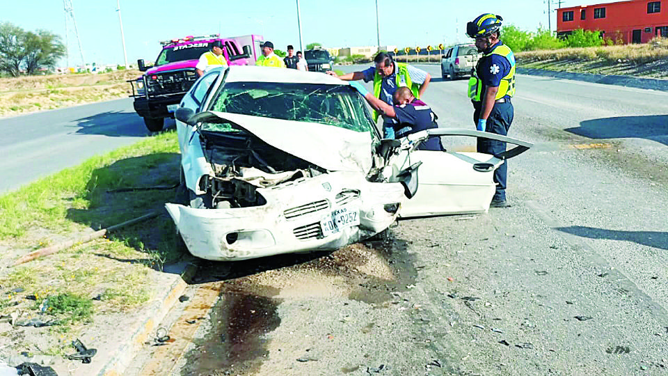 La falta de pericia al volante y el exceso de velocidad llevaron al joven a estrellarse contra otra camioneta