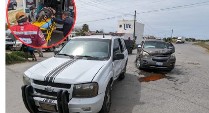 Fuerte choque entre camionetas deja a tres personas lesionadas en la colonia Valles Elizondo