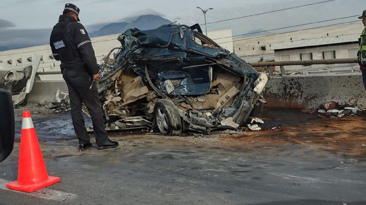 Accidente de terror: tráiler destroza camioneta familiar; padres e hija quedan prensados