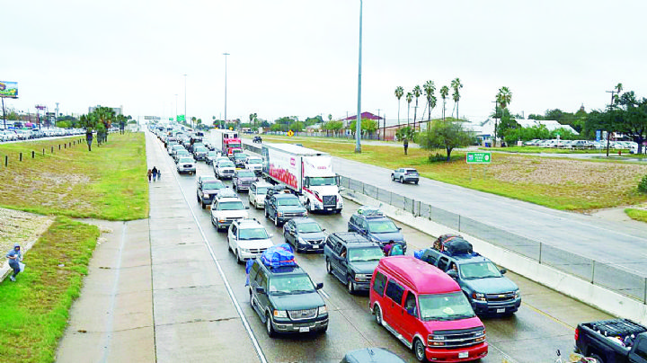 Esperan crucen más de 20 mil vehículos de paisanos