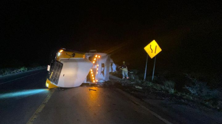 Trailero se vuelca en tramo peligroso de la carretera Mex 2; salió vivo de milagro