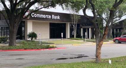 Hombre choca su auto contra un banco en Laredo; está grave en el hospital