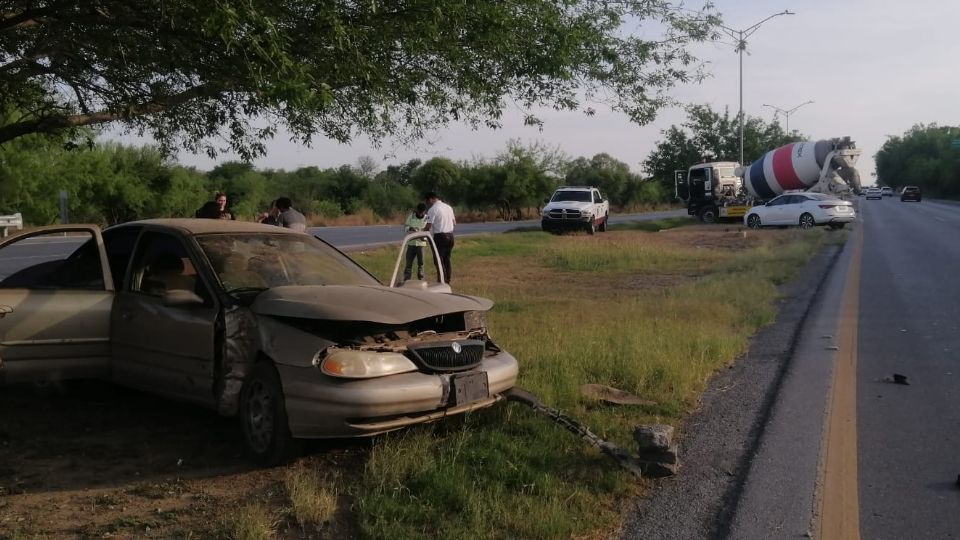 Los dos vehículos quedaron en el camellón central.