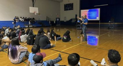 Dan plática a jóvenes conductores en Laredo, Texas