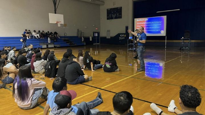 Dan plática a jóvenes conductores en Laredo, Texas