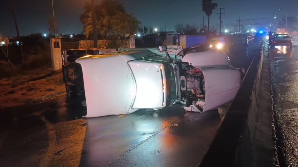 Las volcaduras ocurrieron anoche en Carretera Nacional.