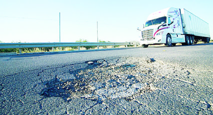 Hacen baches más peligrosa la libre de la Carretera Nacional; se tienen que reparar una y otra vez