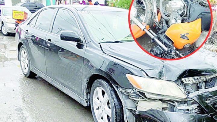 Motociclista es embestido por automóvil en la colonia El Nogal; fue trasladado al hospital