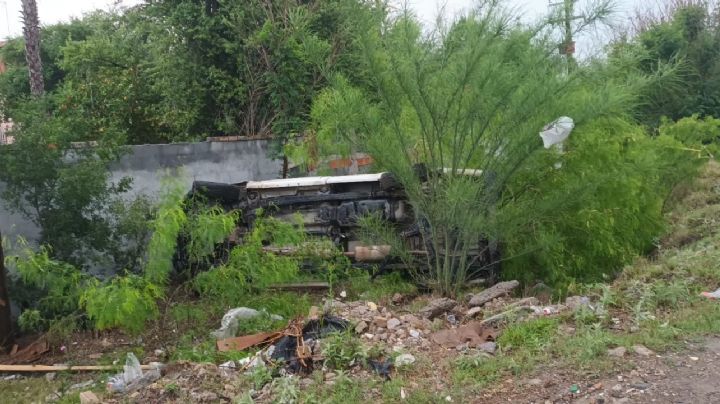 Choca contra poste de CFE y vuelca frente al Laguito