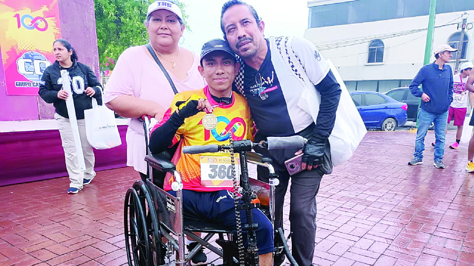 El joven presumió con orgullo su medalla.