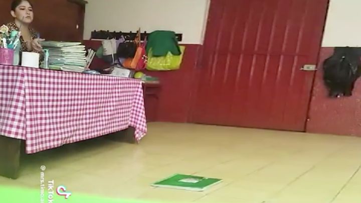 Maestra avienta cuadernos de sus alumnos para que los recojan del piso | VIDEO POLÉMICO