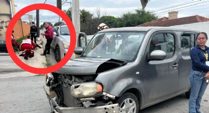 Aparatoso choque en la colonia Campestre deja lesionados y poste destruido