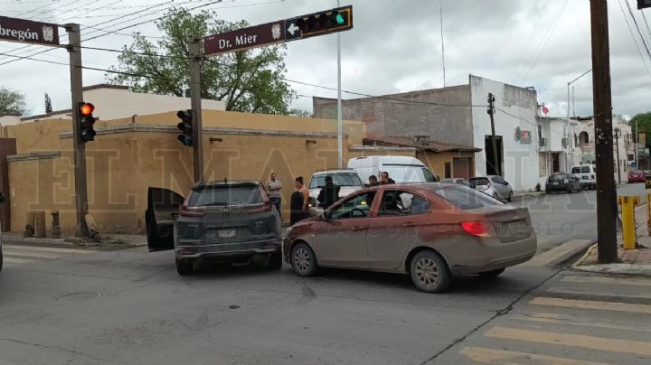 Hombre provoca carambola en la Avenida Obregón; venía distraído con sus hijos