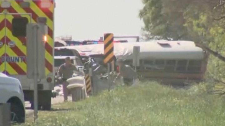 Camión de cemento impacta autobús escolar en Texas; hay 2 muertos