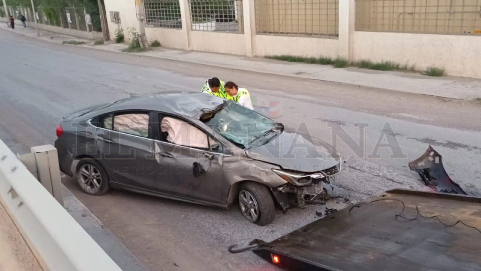 El auto quedó sumamente dañado en el accidente donde no se encontró a nadie para hacerse responsable