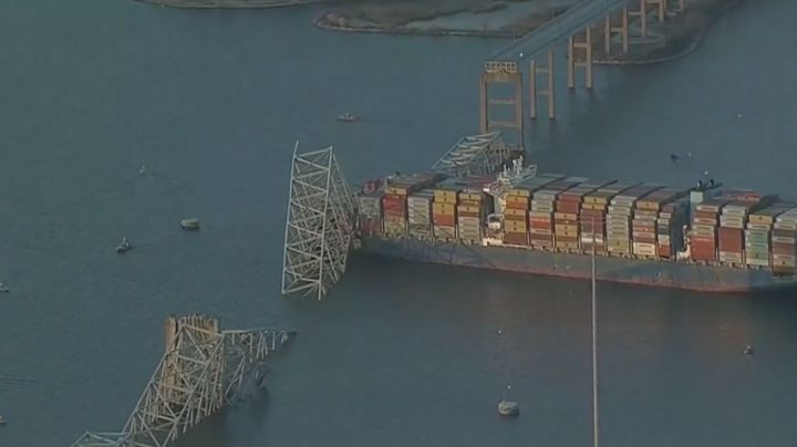 Barco impacta puente en Baltimore y caen vehículos al río; buscan sobrevivientes | VIDEO