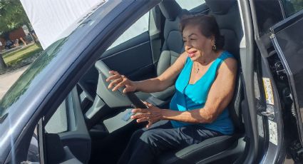 No se lo querían dar, pero abuelita ya tiene su Tesla que ganó por pagar a tiempo el predial