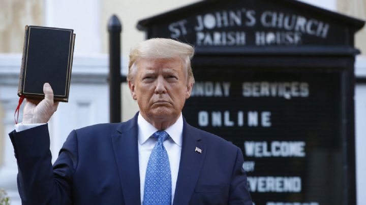 Trump se pone a vender Biblias para financiar su campaña electoral