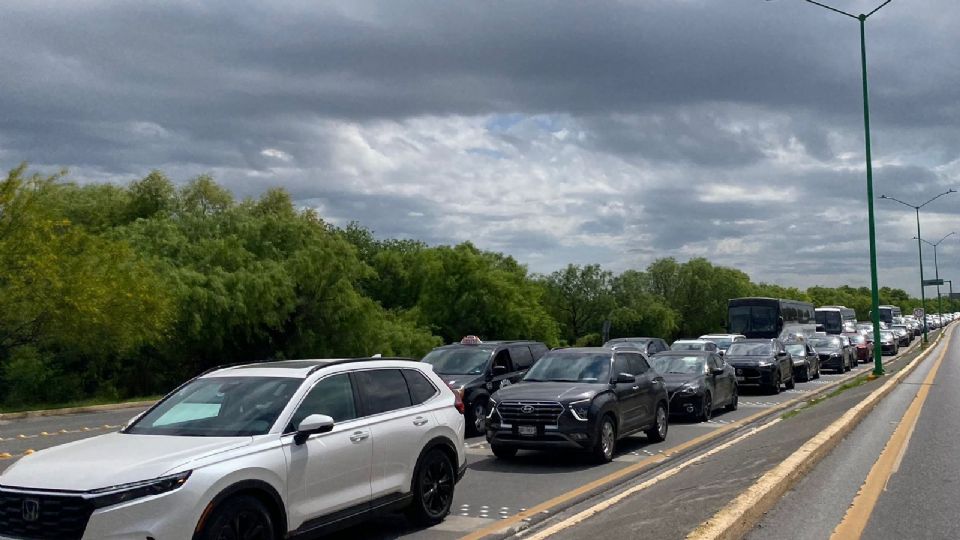 Por varias cuadras se extiende la fila de autos en el Puente 2 de Nuevo Laredo.