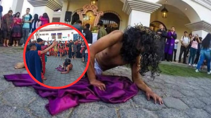 Perrito interrumpe Viacrucis para consolar a joven que representa a Jesús