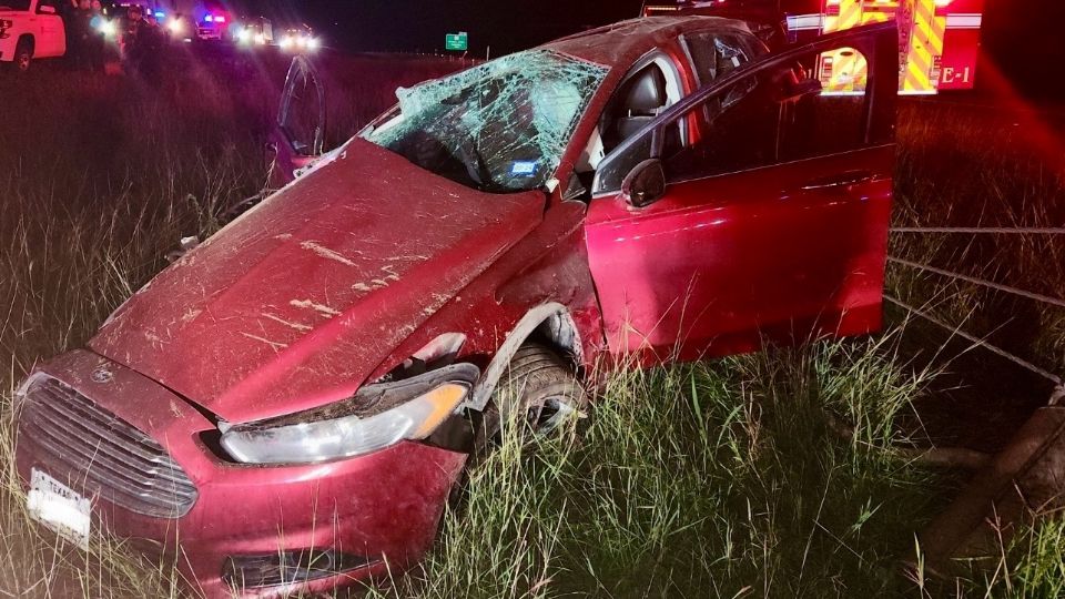 En Artesia Wells, justo a 57 millas al norte de Laredo, murieron 2 indocumentados en persecución volcadura, salieron expulsados de un auto Ford Fusion, la noche de este miércoles 27.