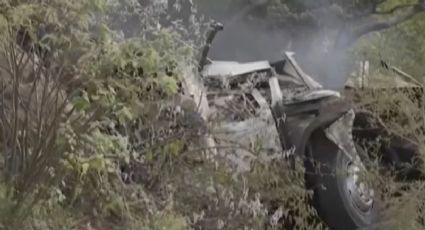 Autobús cae de un puente, mueren 45 personas, la mayoría calcinadas; sobrevive niño de 8 años