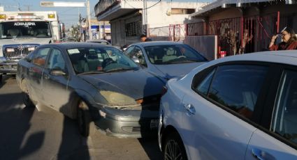 Nuevo Laredo: mujer alcoholizada se impacta contra autos en colonia Hidalgo