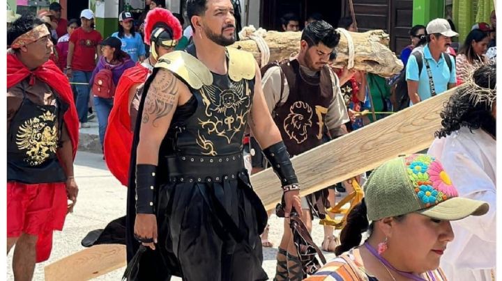 'Soldado romano' se viraliza en viacrucis por parecer modelo | VIDEO