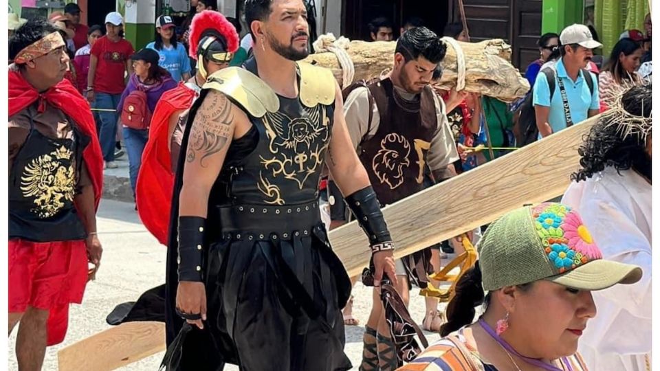 Soldado romano en vacrucis se hace viral; aseguran que parece modelo.