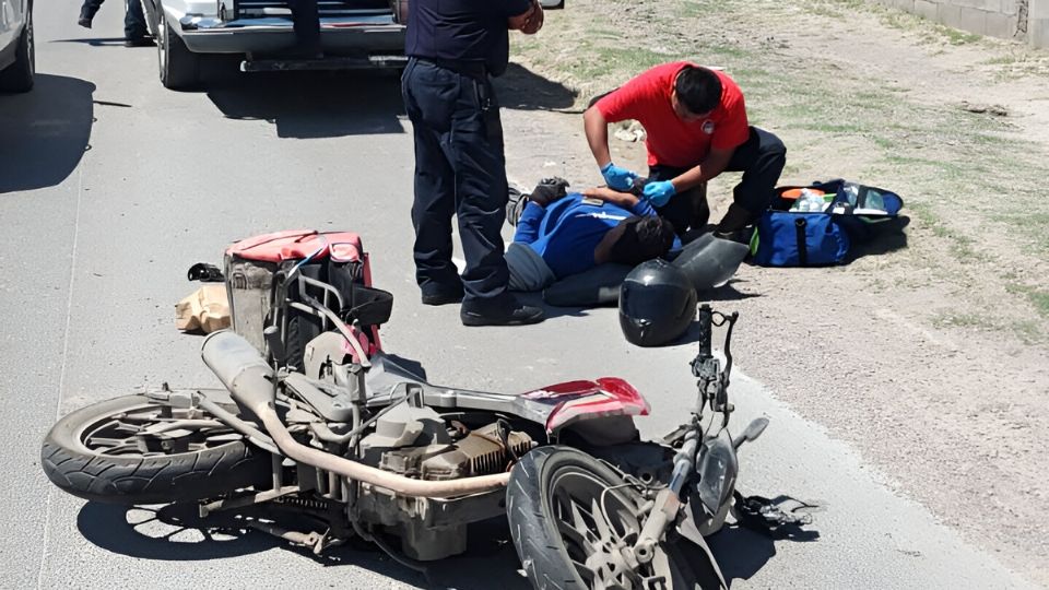 El motociclista resultó con severas lesiones y tuvieron que ayudarlo.