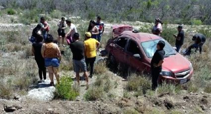 Dos mujeres mueren en volcadura en Salinas Victoria; dos niños y conductor se salvan de milagro