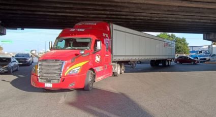 Nuevo Laredo: tráiler provoca aparatoso accidente en el puente 'de la Corona'