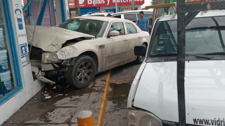 Automovilista queda herido de gravedad al estrellar su carro en negocio de pinturas en Nuevo Laredo