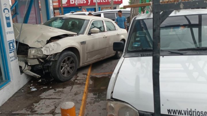 Está muy grave conductor que chocó contra camión y negocio; casi se degüella