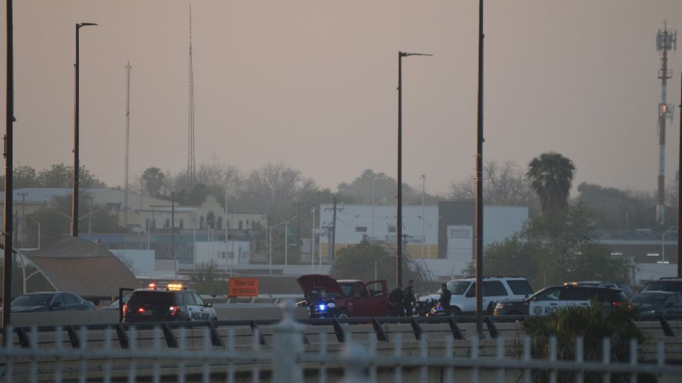 El conductor de esta camioneta sufrió un percance mortal, deteniendo su paso solo con los barandales del puente internacional