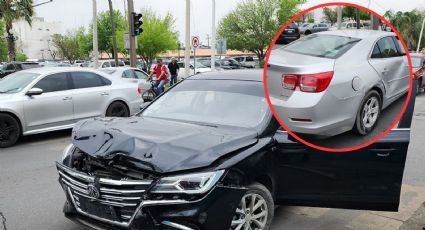 Automovilista se pasa "el rojo" y se impacta con vehículo de mujer en Nuevo Laredo