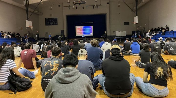 Policía de Laredo invita a estudiantes de preparatoria a respetar reglamento de tránsito