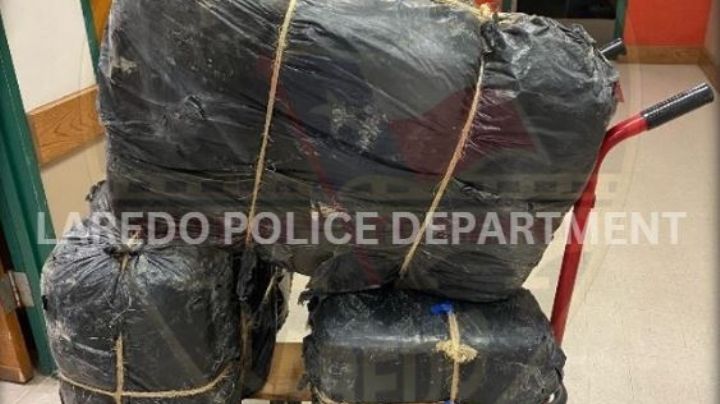 Choca contra muro frente al Mall del Norte y abandona camioneta con carga de droga