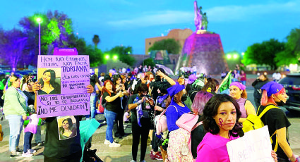 Marchan mujeres en los dos Laredos; muestran su poder