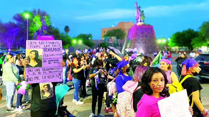 Marchan mujeres en los dos Laredos; muestran su poder