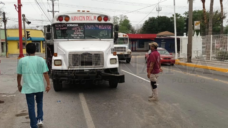 La pareja de adultos mayores se llevaron el susto de su vida al quedar enganchados por error con la unidad de transporte público