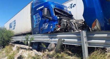 Trailero se salva de morir tras chocar en la carretera libre a Nuevo Laredo; está grave