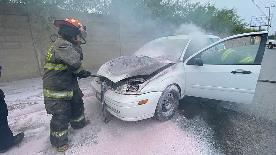 Bombero luchando por sofocar las llamas