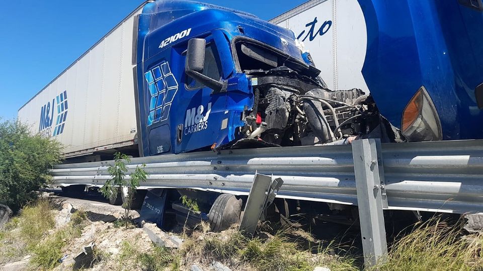 El percance ocurrió en el kilómetro 161 de la carretera que conecta Nuevo Laredo con Monterrey