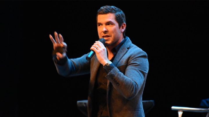 Jorge Lozano H llena el Teatro del Centro Cultural con su conferencia llena de humor y reflexión