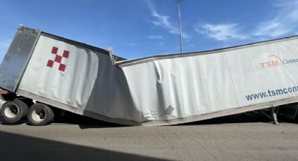 Caja partida de tráiler provoca caos en Puente de Comercio Mundial