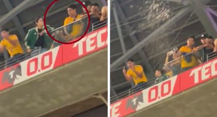 Aficionado 'cochino': se enoja y lo captan orinando en vaso; arroja líquido a fans | VIDEO