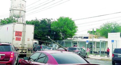 Tráiler se lleva cables de teléfono, tumba tres postes y daña cuatro vehículos en Nuevo Laredo