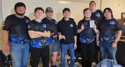 Alumnos de Laredo se preparan para competencias de Esports